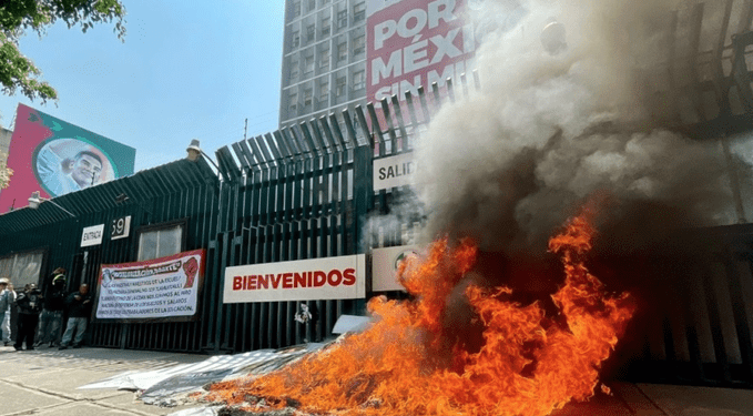 Maestros de la CNTE Protestan en Sedes de Partidos Políticos en CDMX