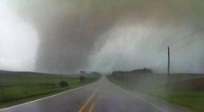 Tornado Devastador en Iowa Deja Varios Muertos en Medio de Fuertes Tormentas en EE.UU.