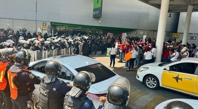 La CNTE bloquean los accesos a las terminales 1 y 2 del AICM