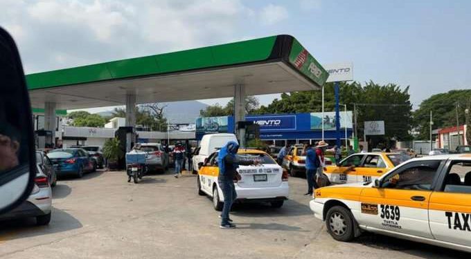 Profesores de la CNTE en Chiapas “regalan” gasolina de PEMEX en medio de una protesta
