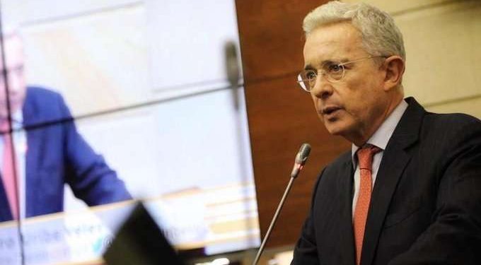 Álvaro Uribe Acusado de Sobornos y Fraude Procesal: Primer Expresidente en Ir a Juicio en Colombia