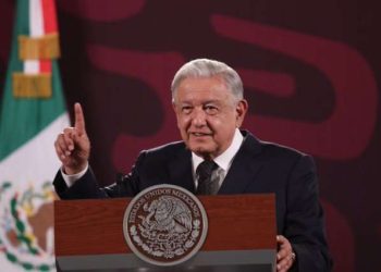 AMLO Niega ‘Sabotaje’ a la ‘Marea Rosa’ y Explica Retraso en Izar la Bandera en el Zócalo