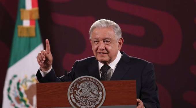 AMLO Niega ‘Sabotaje’ a la ‘Marea Rosa’ y Explica Retraso en Izar la Bandera en el Zócalo