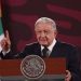 AMLO Niega ‘Sabotaje’ a la ‘Marea Rosa’ y Explica Retraso en Izar la Bandera en el Zócalo