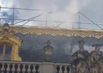 Bomberos controlan incendio en el Palacio de Versalles en Francia