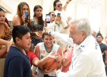 AMLO recibe muestras de cariño en su visita al Tren Maya