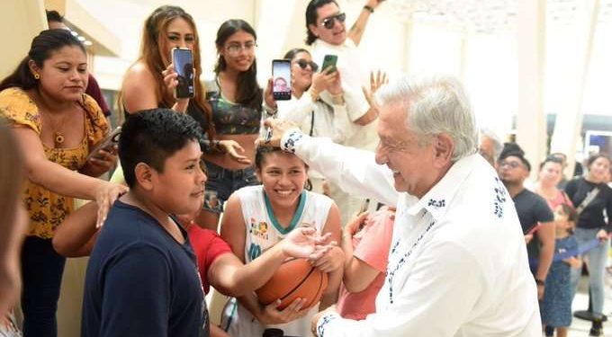 AMLO recibe muestras de cariño en su visita al Tren Maya