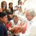 AMLO recibe muestras de cariño en su visita al Tren Maya