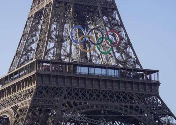 París 2024: Decoran la Torre Eiffel con los anillos olímpicos