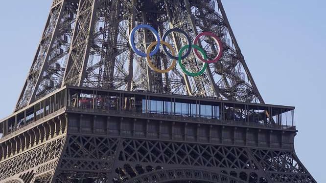 París 2024: Decoran la Torre Eiffel con los anillos olímpicos