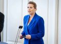 Hombre ataca a la primera ministra de Dinamarca, Mette Frederiksen