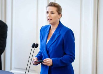 Hombre ataca a la primera ministra de Dinamarca, Mette Frederiksen