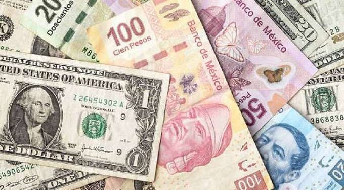 Peso se debilita frente al dólar, alcanza 18.45 unidades