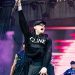 Peso Pluma sufre fractura en el pie durante show en Nueva York; está hospitalizado