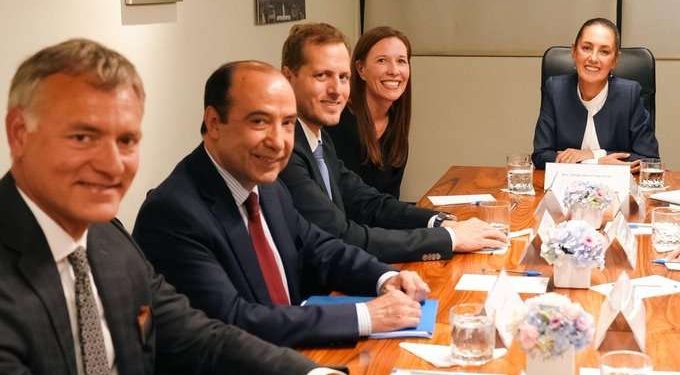 Sheinbaum Se Reúne con CEO de Walmart Internacional para Discutir Inversiones en México