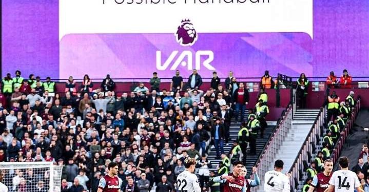 La Premier League Vota a Favor de Mantener el VAR a Pesar de las Controversias