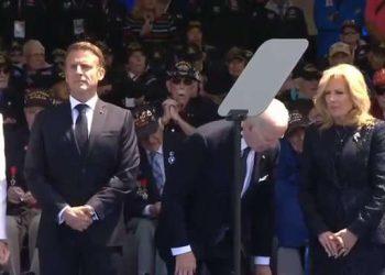 Biden: ¿Agotado o un Simple Descuido? Momento Incómodo Durante Conmemoración del Día D