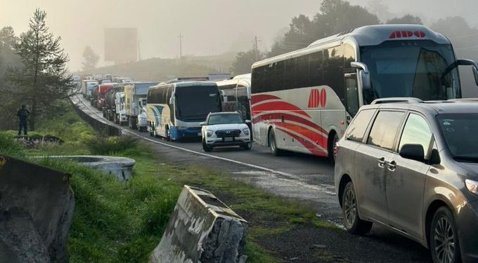 Autopista México-Puebla Lleva 24 Horas Bloqueada: Alternativas para Evitar el Tráfico
