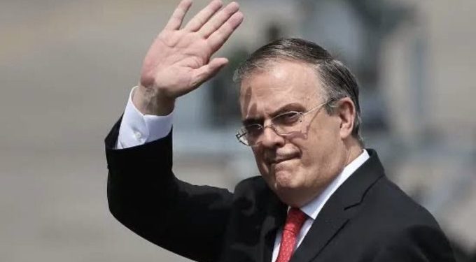Ebrard y otros ‘pluris’ se registran como senadores; ex canciller mantiene perfil bajo