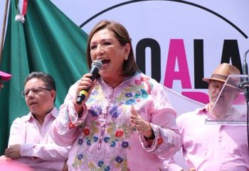 Protesta frente al INE contra la “sobrerrepresentación” en el Congreso