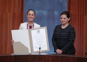 Claudia Sheinbaum recibe constancia como presidenta electa: “México rompe el techo de cristal”
