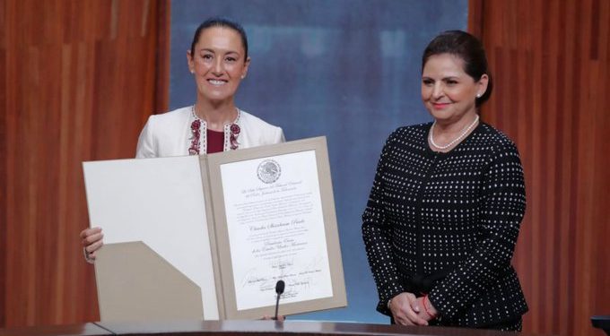 Claudia Sheinbaum recibe constancia como presidenta electa: “México rompe el techo de cristal”