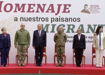 AMLO rinde homenaje a migrantes en Palacio Nacional, resaltando su contribución al país
