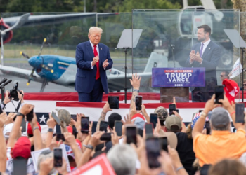 Trump realiza su primer mitin al aire libre tras intento de asesinato, protegido por vidrio antibalas