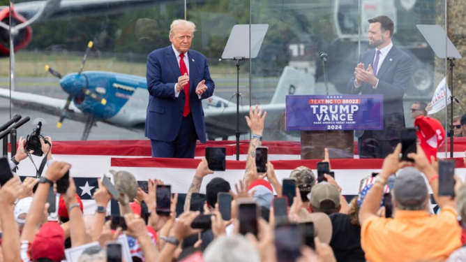 Trump realiza su primer mitin al aire libre tras intento de asesinato, protegido por vidrio antibalas