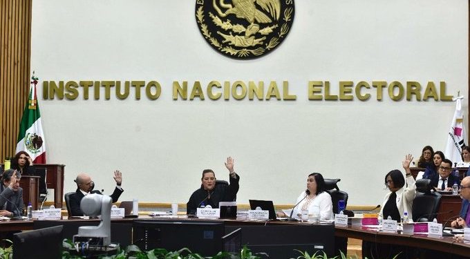 INE aprueba reparto de plurinominales para el Senado; confirma senaduría de Javier Corral