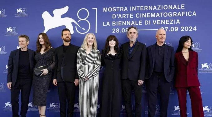 “Beetlejuice, Beetlejuice” deslumbra en la Mostra de Venecia con alfombra roja llena de estrellas