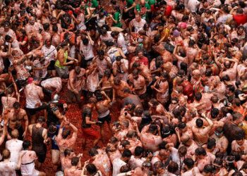 Buñol se tiñe de rojo con 120.000 kilos de tomates en una Tomatina más exclusiva