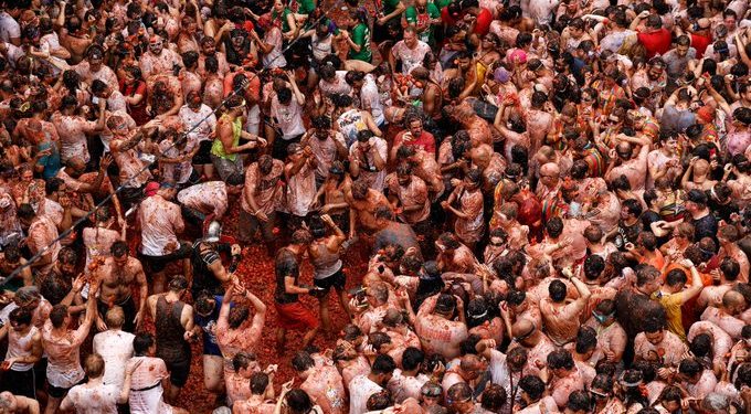 Buñol se tiñe de rojo con 120.000 kilos de tomates en una Tomatina más exclusiva
