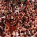Buñol se tiñe de rojo con 120.000 kilos de tomates en una Tomatina más exclusiva