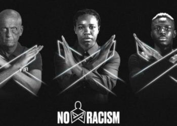 La FIFA implementa el gesto de brazos cruzados para combatir el racismo