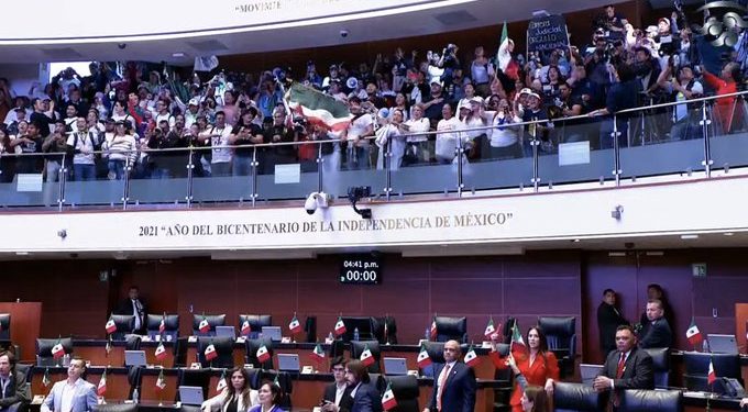 Manifestantes irrumpen en el Senado y detienen la discusión sobre la reforma judicial
