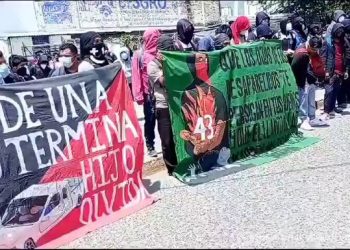 Normalistas de Ayotzinapa incendian vehículos en el Congreso de Guerrero