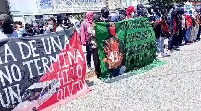 Normalistas de Ayotzinapa incendian vehículos en el Congreso de Guerrero