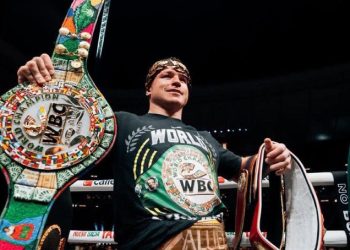 Canelo Álvarez vence a Edgar Berlanga y defiende sus títulos mundiales en Las Vegas