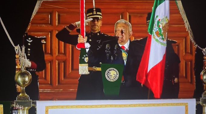 AMLO da su último Grito de Independencia con emotivos “Vivas” y “Mueran”