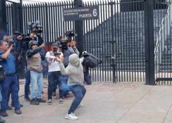 Estudiantes de Ayotzinapa protestan lanzando petardos al Senado