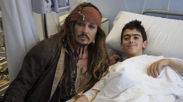 Johnny Depp sorprende a niños hospitalizados en San Sebastián como Jack Sparrow