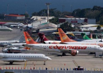 Conexión aérea de Venezuela reducida en 54 % tras suspensión de vuelos internacionales