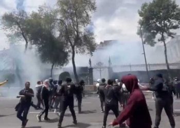 Protesta de normalistas de Ayotzinapa frente a la Segob: lanzan petardos y hacen pintas