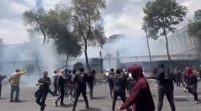 Protesta de normalistas de Ayotzinapa frente a la Segob: lanzan petardos y hacen pintas