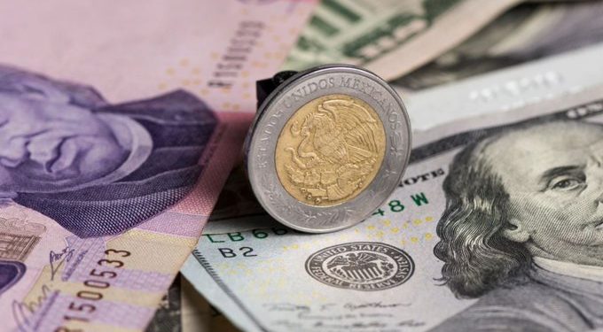 El peso mexicano cae tras aprobación de reforma judicial
