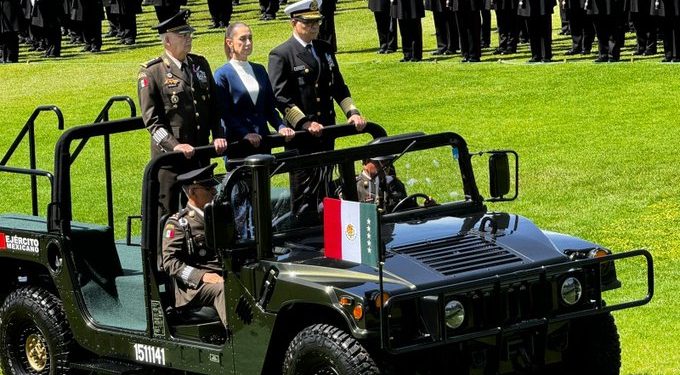 Sheinbaum reafirma compromiso con la Constitución ante las Fuerzas Armadas