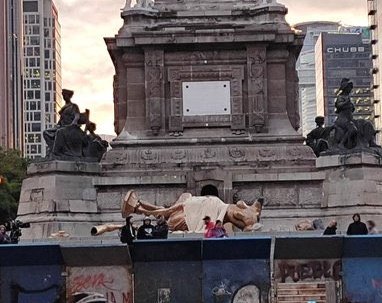 Filmación genera pánico en CDMX por presunta caída del Ángel de la Independencia