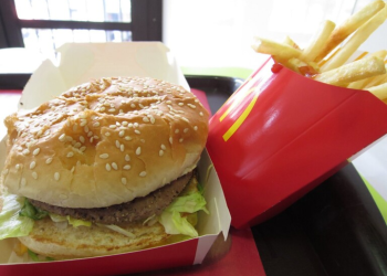 Suman 75 infectados de E. coli en EE. UU. por hamburguesas contaminadas de McDonald’s