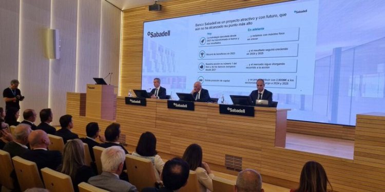 Banco Sabadell rechaza la oferta de BBVA; el proceso podría extenderse hasta 2025